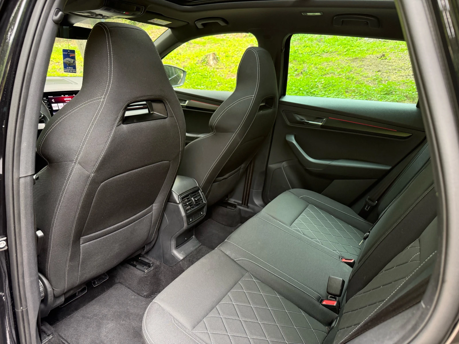 Skoda Karoq 2.0TDI* 4X4* SPORTLINE* PANO* CAM* DIST* FULL, снимка 12 - Автомобили и джипове - 54869368