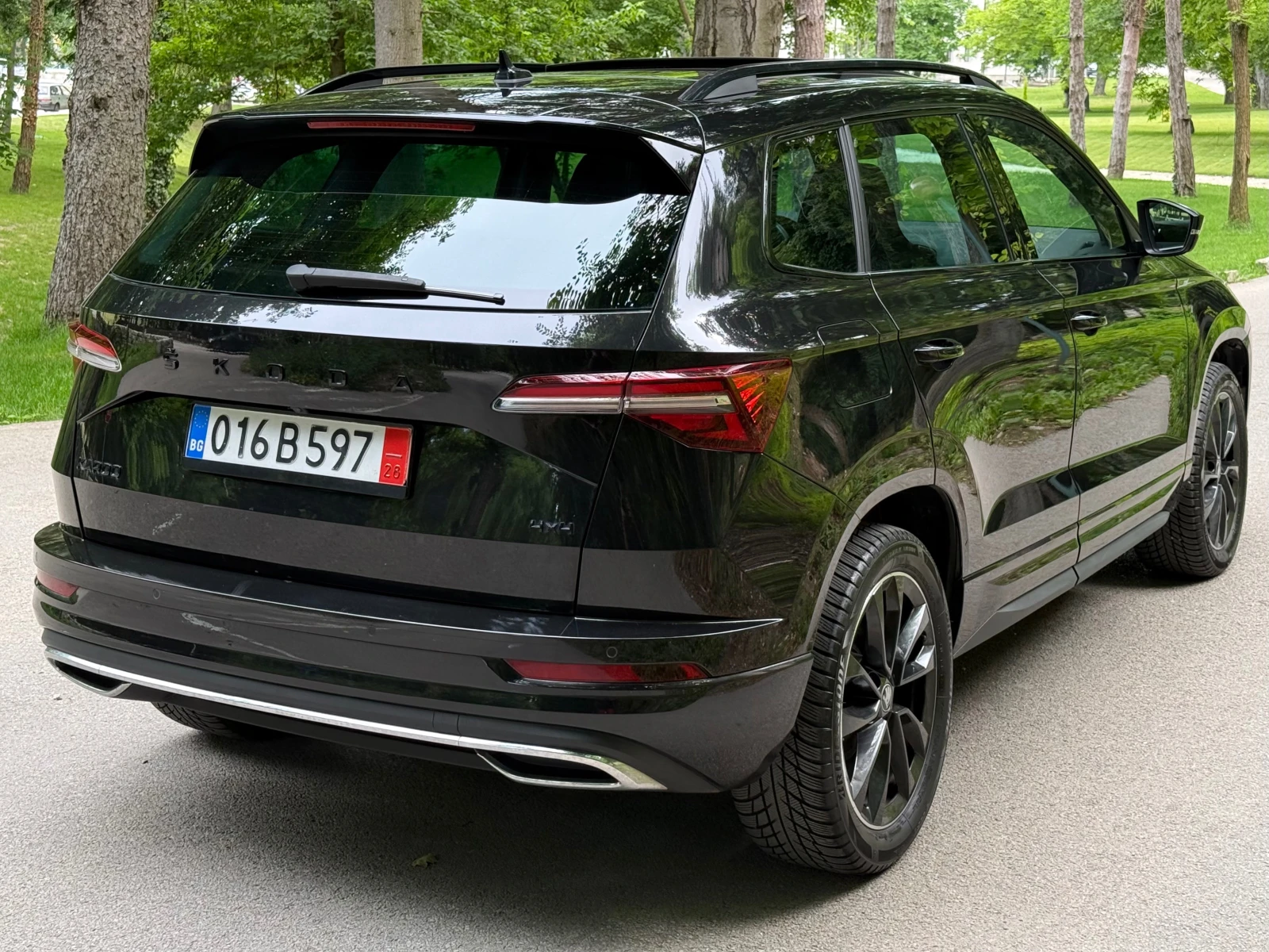 Skoda Karoq 2.0TDI* 4X4* SPORTLINE* PANO* CAM* DIST* FULL, снимка 4 - Автомобили и джипове - 54869368