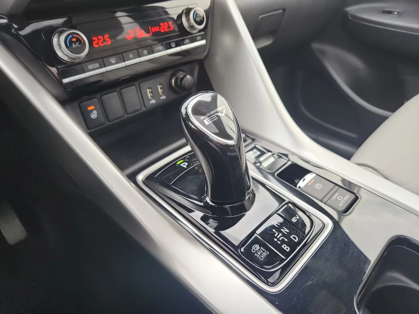 Mitsubishi Eclipse Cross 2.4PHEV/188HP/TOP/4WD/360/HUD/PANO/ACC/485z, снимка 14 - Автомобили и джипове - 54914565