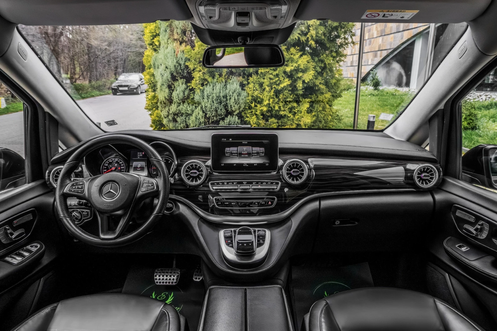 Mercedes-Benz V 220 d* LONG * PANORAMA * BUSINESS CLASS, снимка 13 - Бусове и автобуси - 54121813