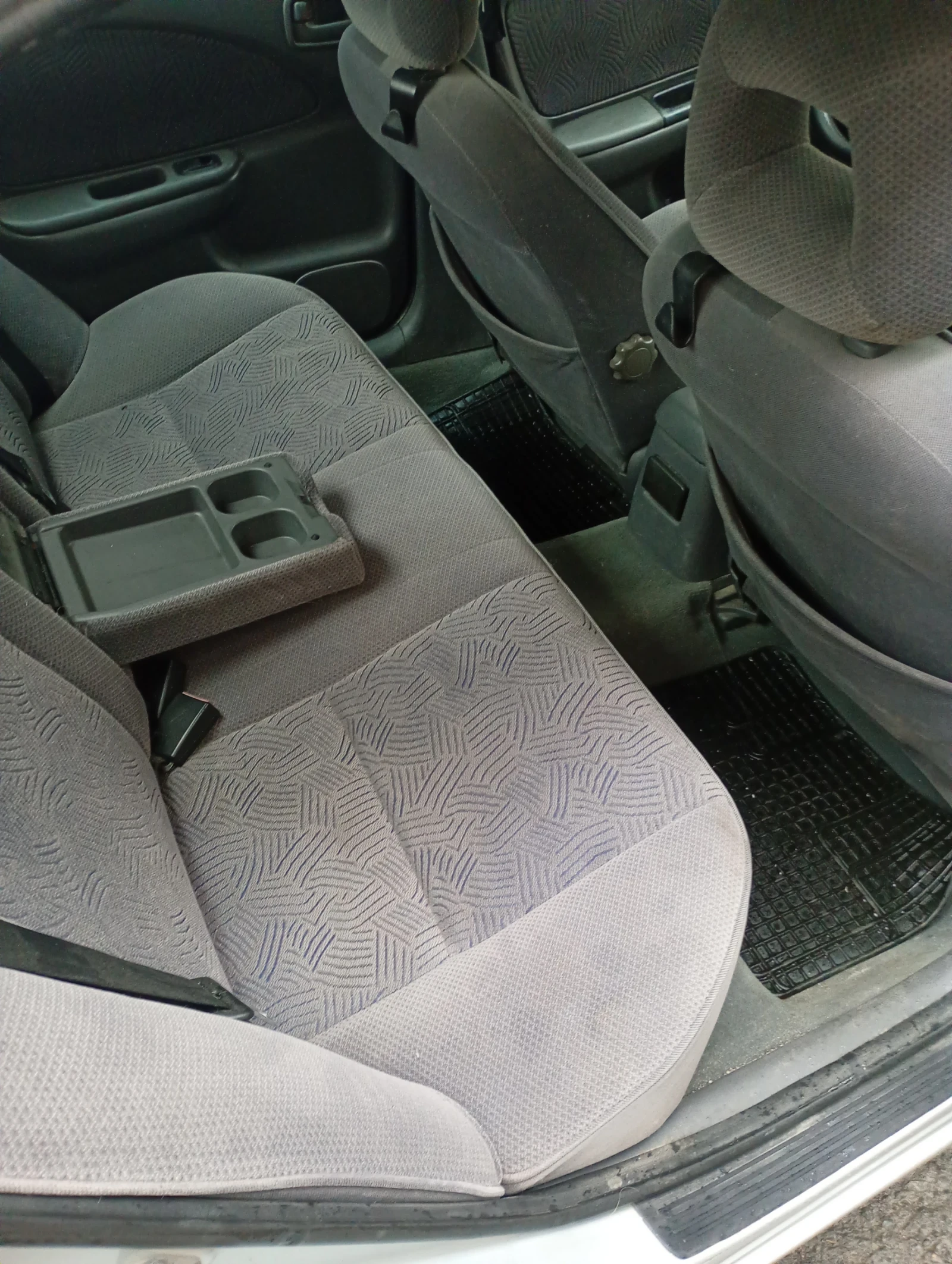 Toyota Avensis 2.0 TD Климатик, снимка 6 - Автомобили и джипове - 53926687