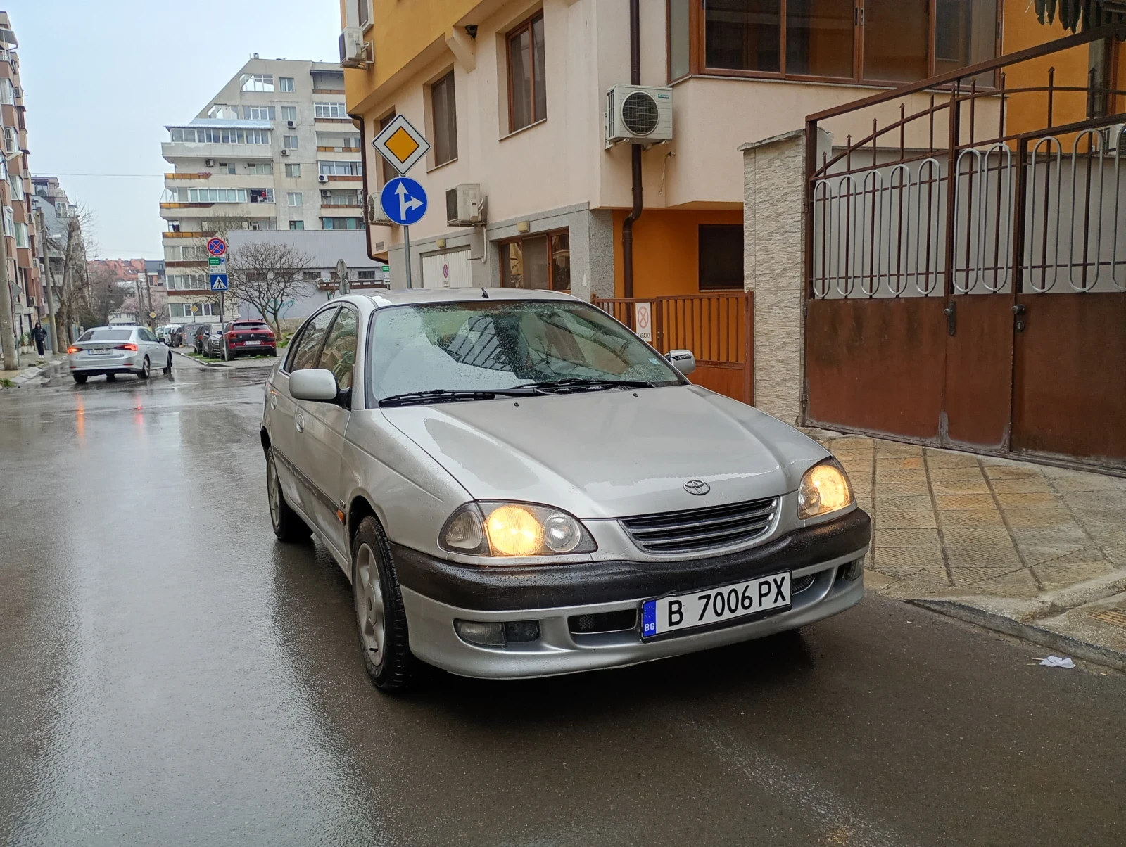 Toyota Avensis 2.0 TD Климатик, снимка 4 - Автомобили и джипове - 53926687
