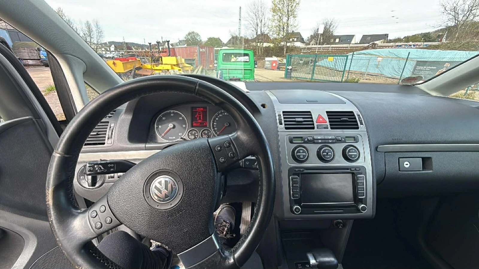 VW Touran АВТОМАТИК НАВИ КОЛАТА ЩЕ ПРИСТИГНЕ НА 08.04.26, снимка 5 - Автомобили и джипове - 54081178