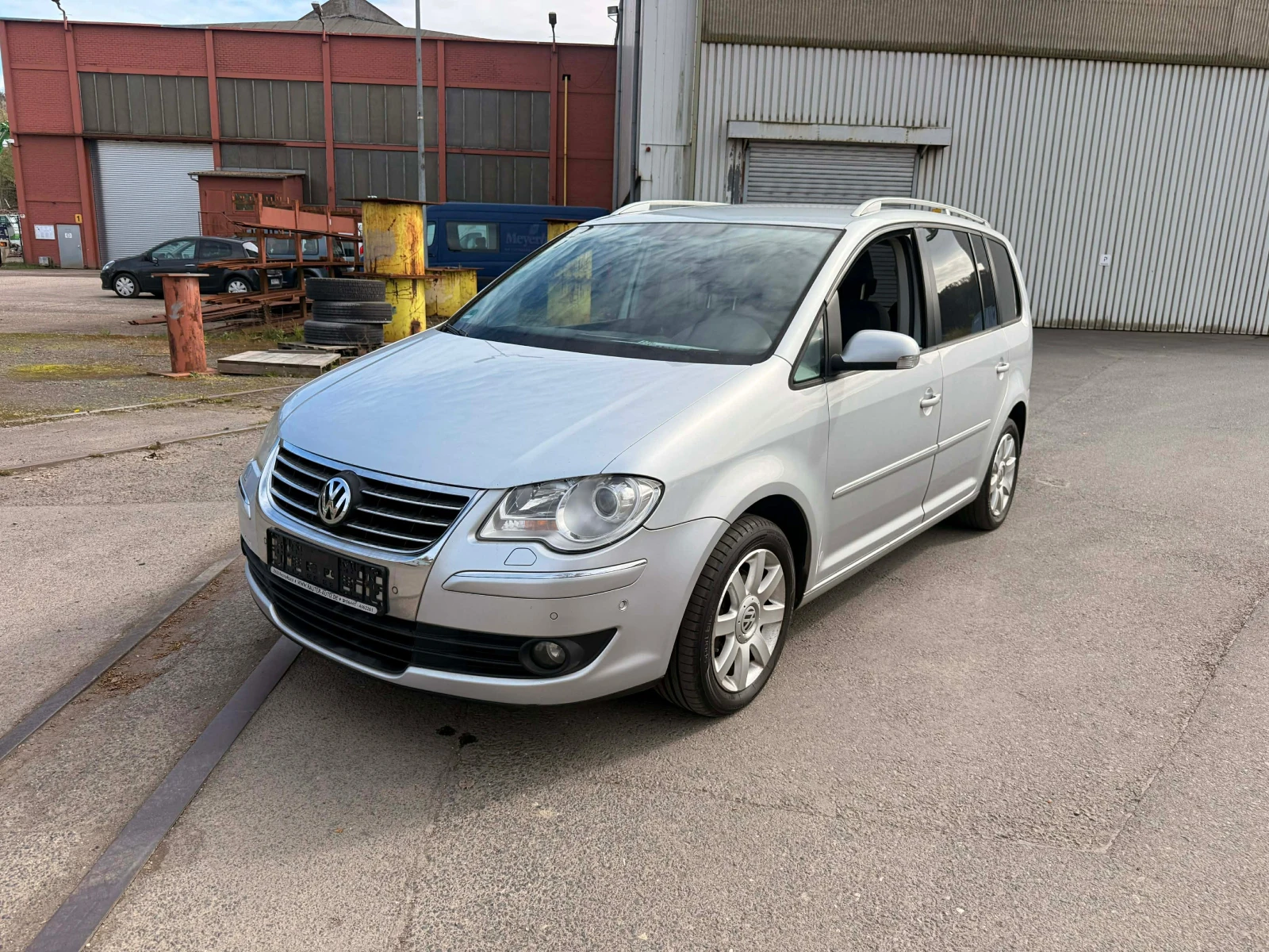 VW Touran АВТОМАТИК НАВИ КОЛАТА ЩЕ ПРИСТИГНЕ НА 08.04.26, снимка 2 - Автомобили и джипове - 54081178