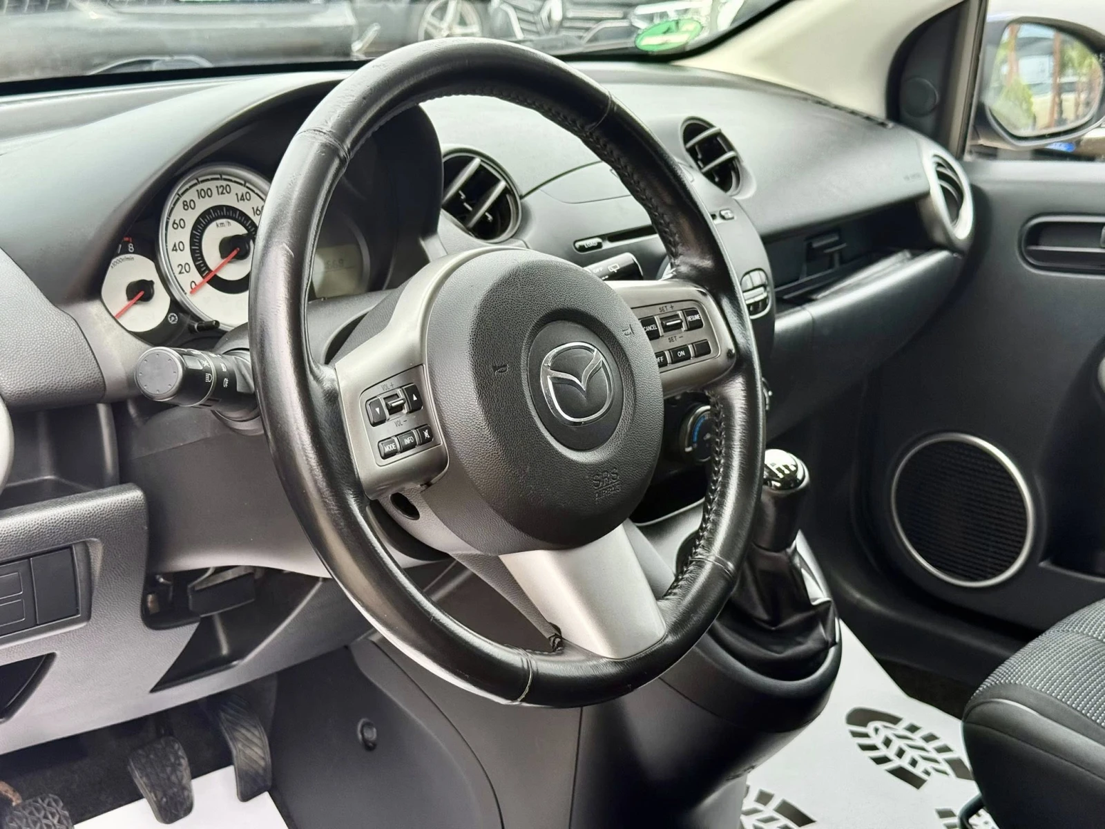 Mazda 2 1.5 , снимка 9 - Автомобили и джипове - 54779472