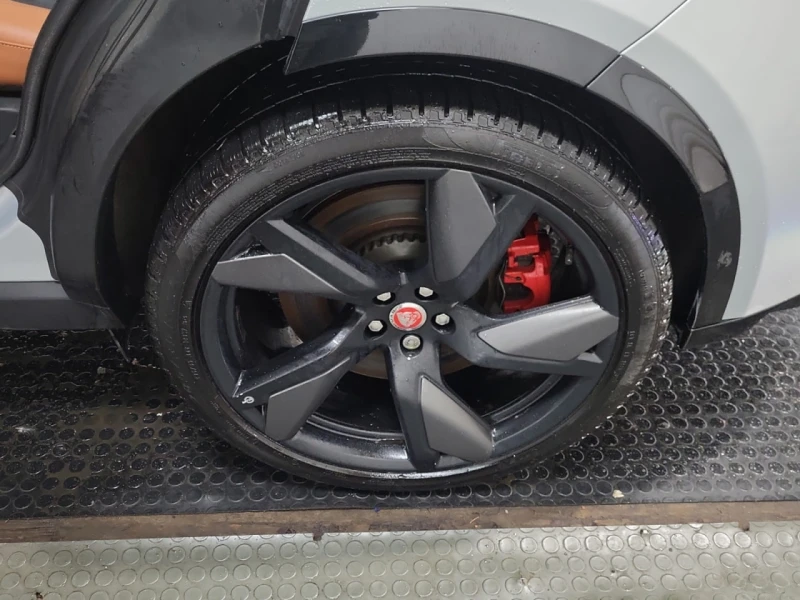 Jaguar F-PACE SVR* CARFAX* АВТОФИНАНС* БЕЗ ПЪРВОНАЧАЛНА ВНОСКА* , снимка 7 - Автомобили и джипове - 52716660