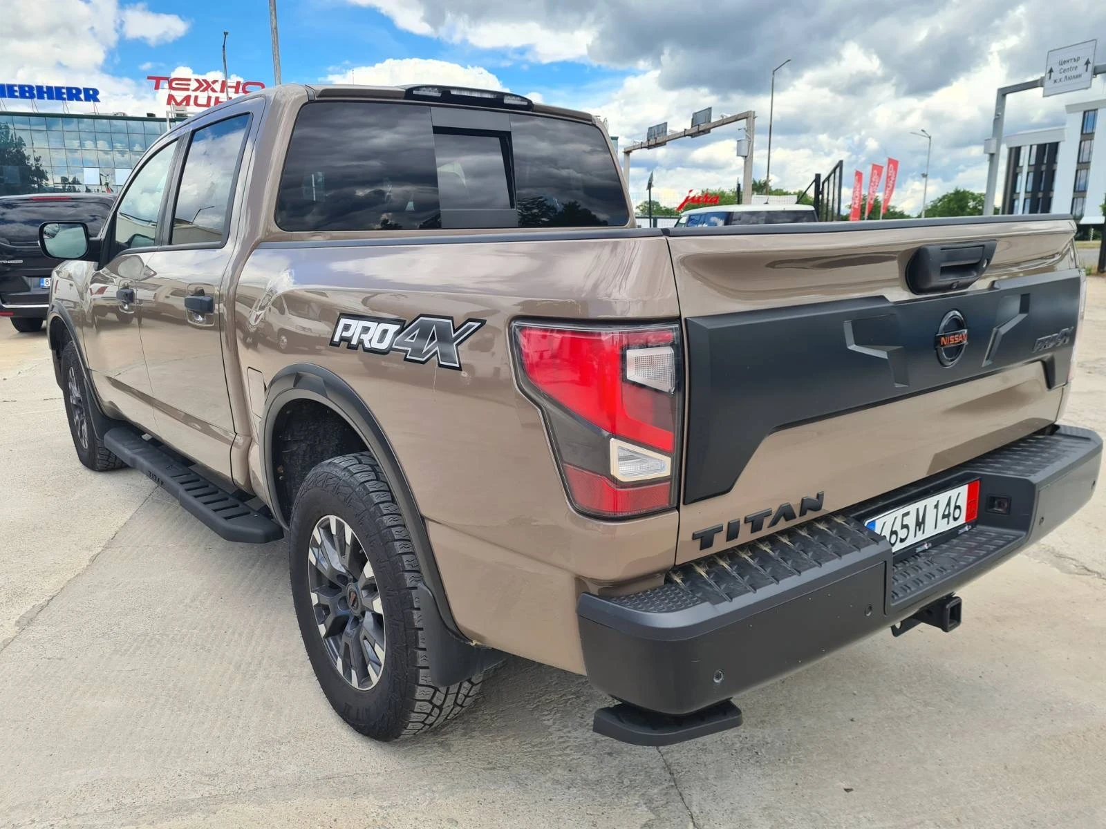 Nissan Titan crew cab PRO 4X / ПАНОРАМА / КАМЕРА / ОБДУХВАНЕ / ПОДГРЕВ, снимка 4 - Автомобили и джипове - 54892411