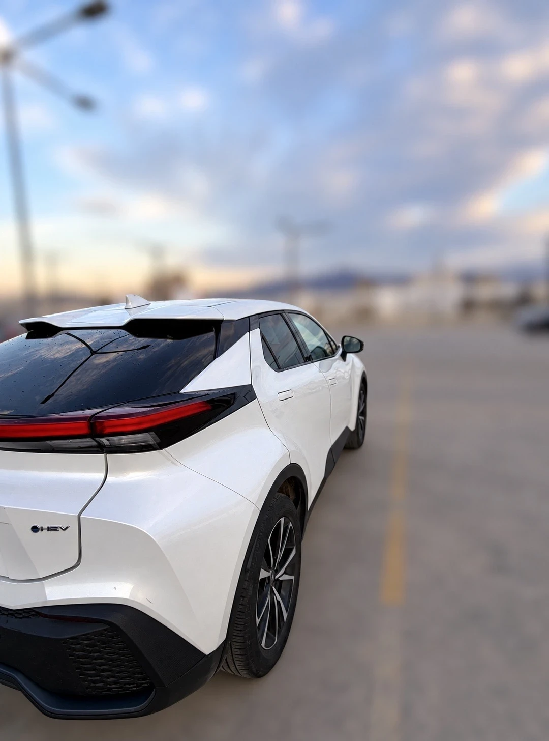 Toyota C-HR 1.8 Hybrid 140 e-CVT City 2024 - гаранционен, снимка 4 - Автомобили и джипове - 56251345