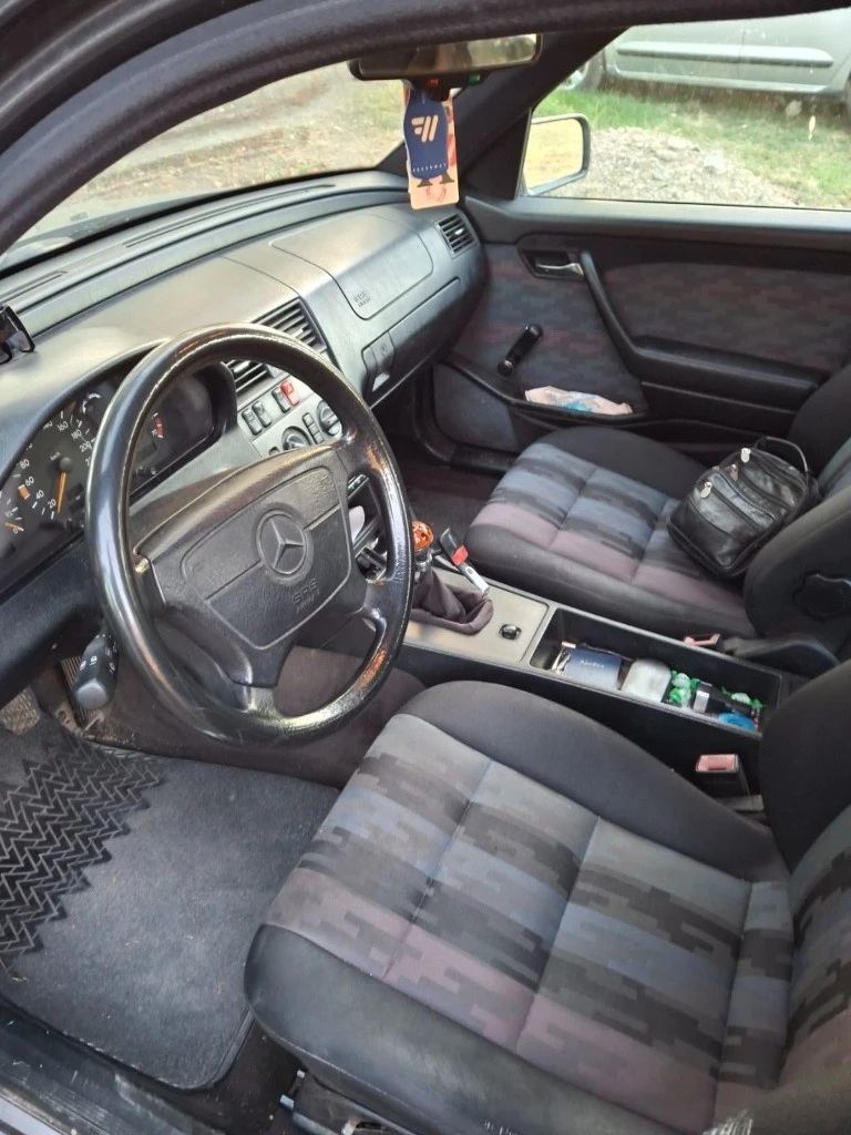Mercedes-Benz C 180, снимка 5 - Автомобили и джипове - 55803820