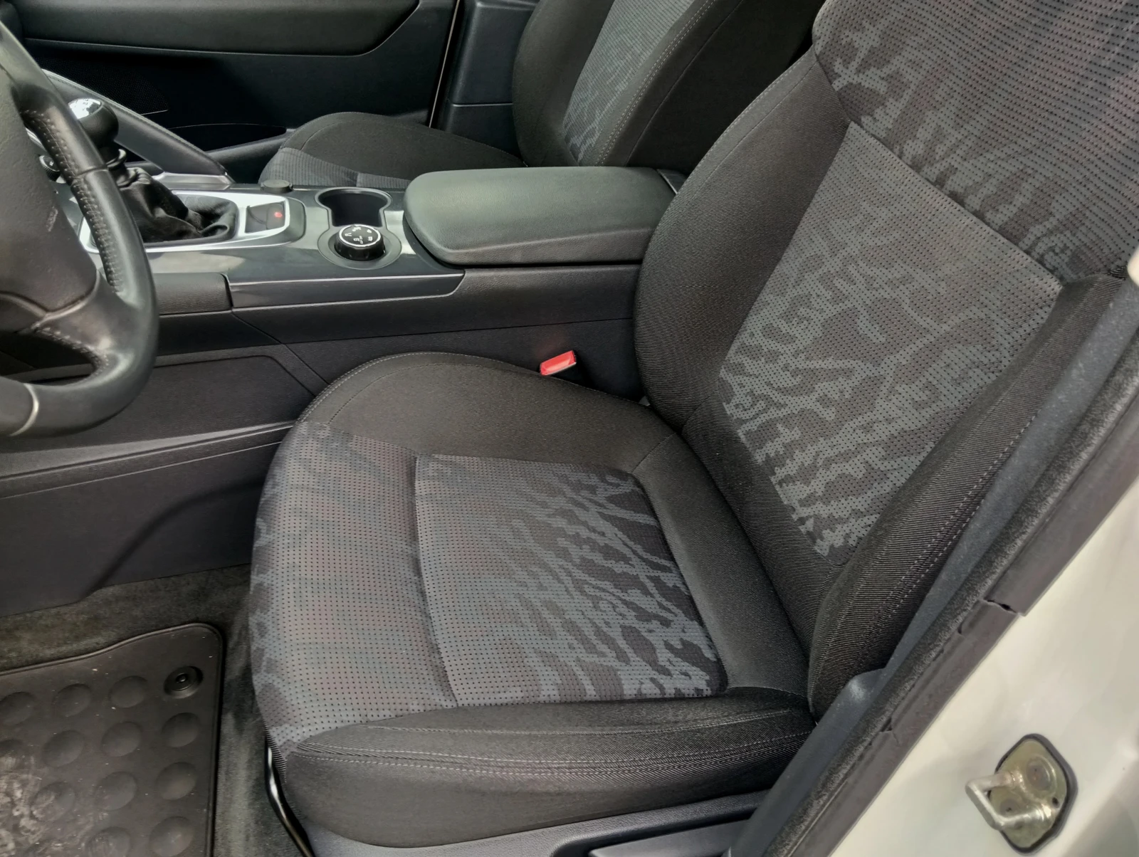 Peugeot 3008 1.6 HDI, снимка 9 - Автомобили и джипове - 54374416