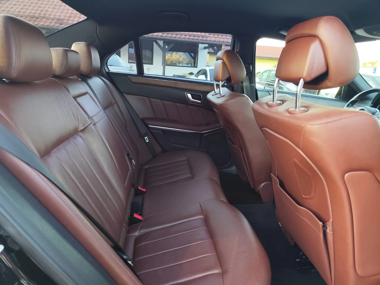 Mercedes-Benz E 350 E 350 4MATIC, снимка 13 - Автомобили и джипове - 54421095