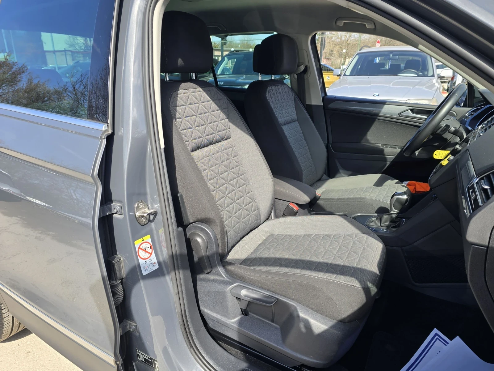 VW Tiguan 2.0TDI 150к.с DSG Топ състояние , снимка 12 - Автомобили и джипове - 54038385