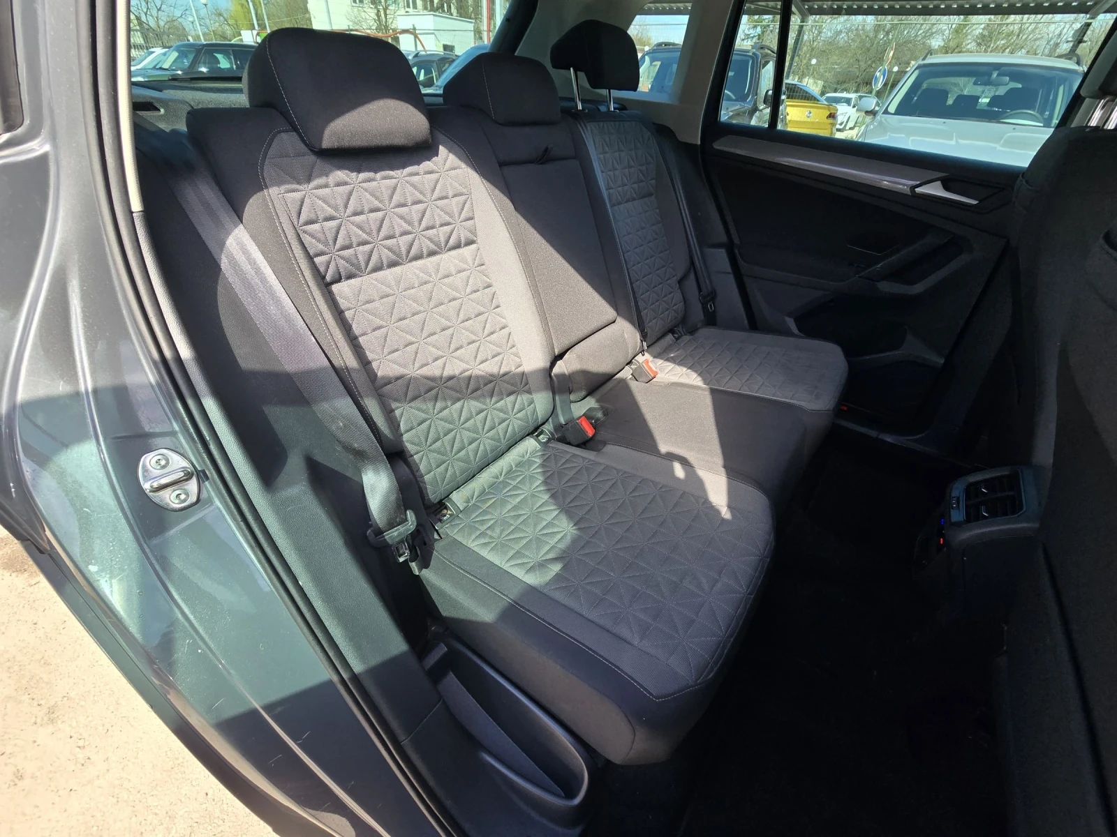 VW Tiguan 2.0TDI 150к.с DSG Топ състояние , снимка 14 - Автомобили и джипове - 54038385