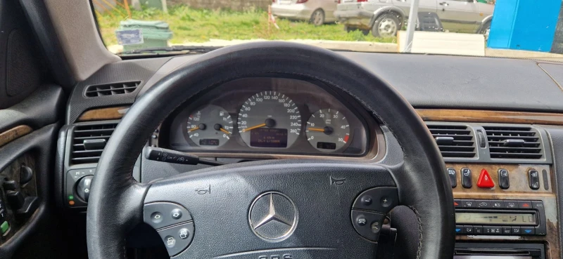 Mercedes-Benz E 320, снимка 11 - Автомобили и джипове - 47284316