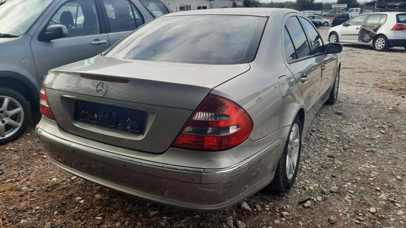 Mercedes-Benz E 220 2.2 CDI, снимка 3 - Автомобили и джипове - 35090546