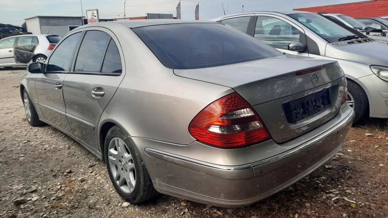 Mercedes-Benz E 220 2.2 CDI, снимка 4 - Автомобили и джипове - 35090546