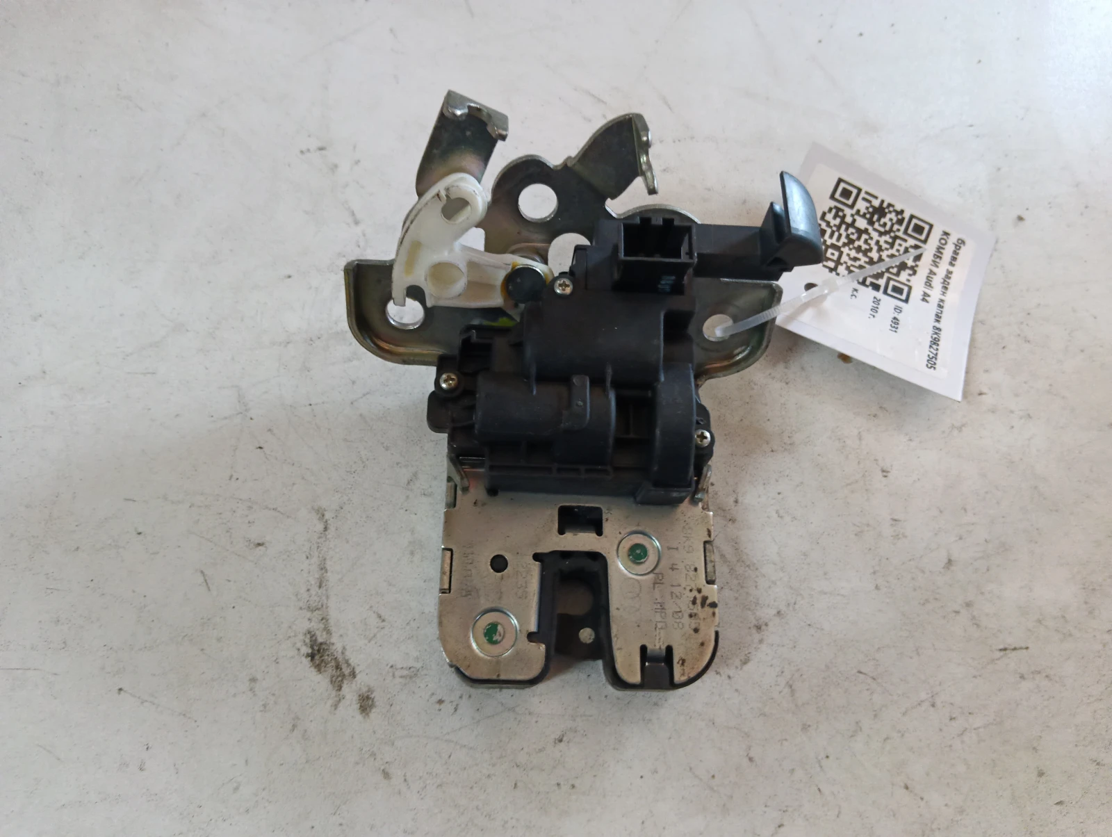брава заден капак 8К9827505 КОМБИ Audi A4
