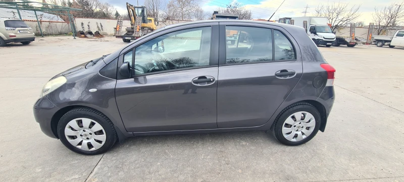 Toyota Yaris 1.3i, снимка 3 - Автомобили и джипове - 48095941