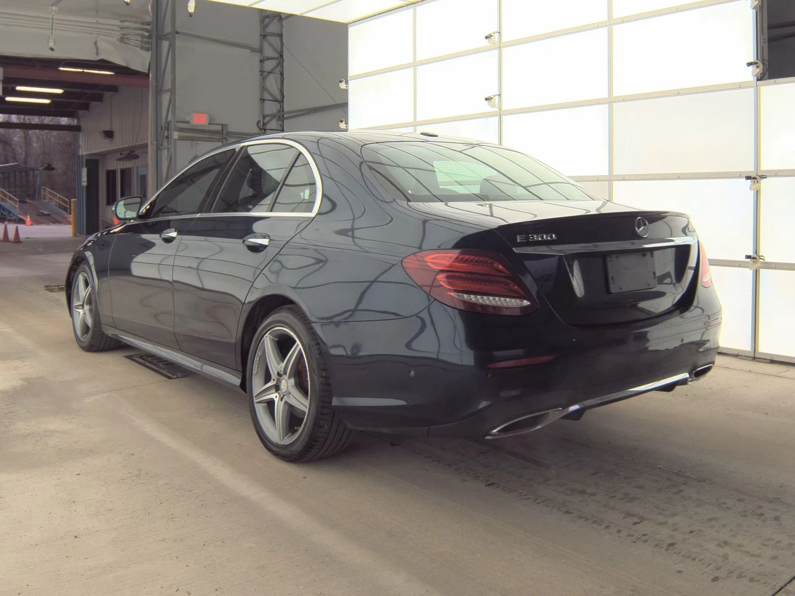 Mercedes-Benz E 300 AMG* PACK* 4MATIC* BURMESTER* МЪРТВА* ТОЧКА* МАСАЖ, снимка 4 - Автомобили и джипове - 53914754