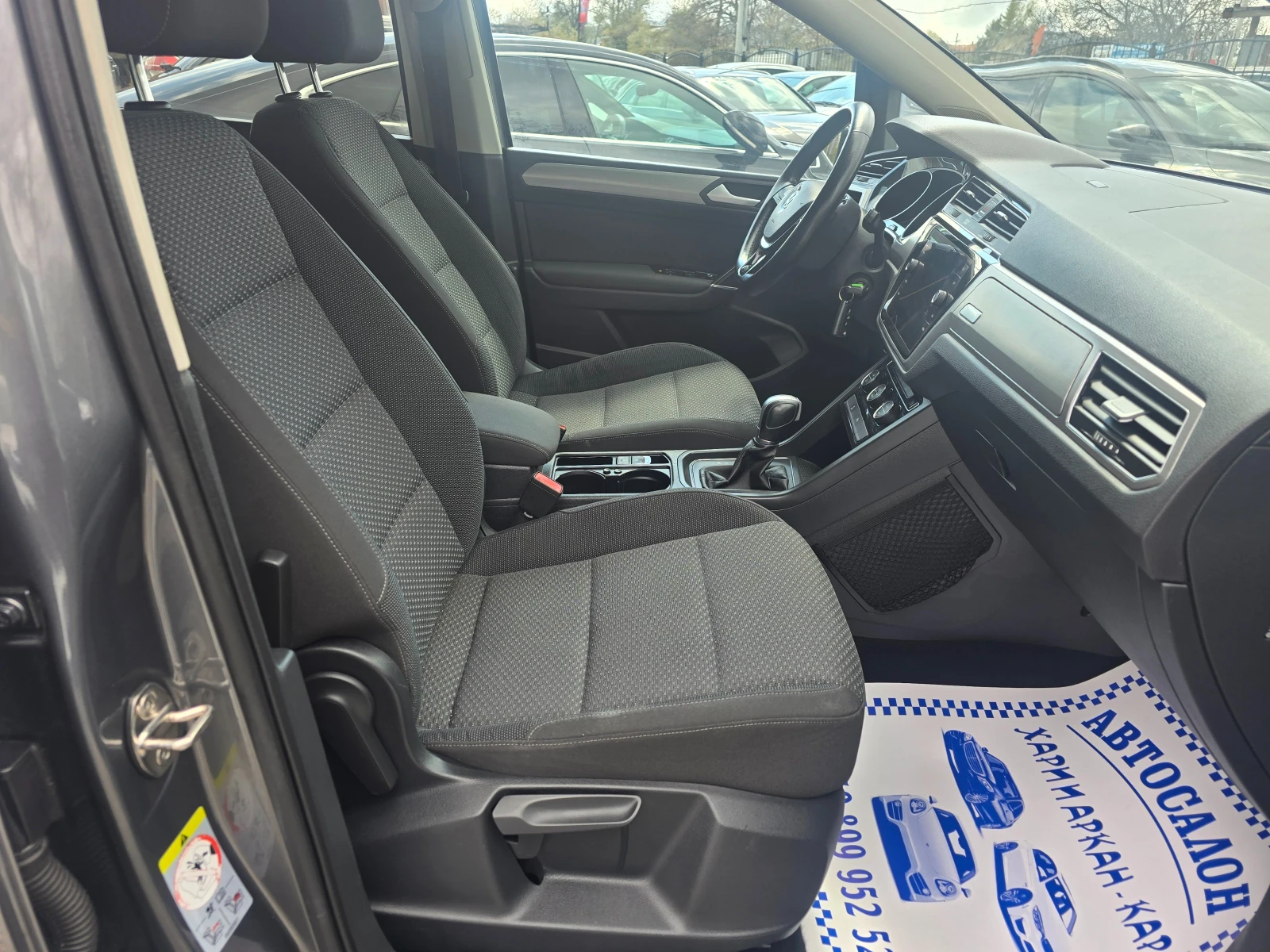 VW Touran 1.6TDI-ЕВРО 6В-АВТОМАТИК-7 МЕСТЕН, снимка 10 - Автомобили и джипове - 54157734