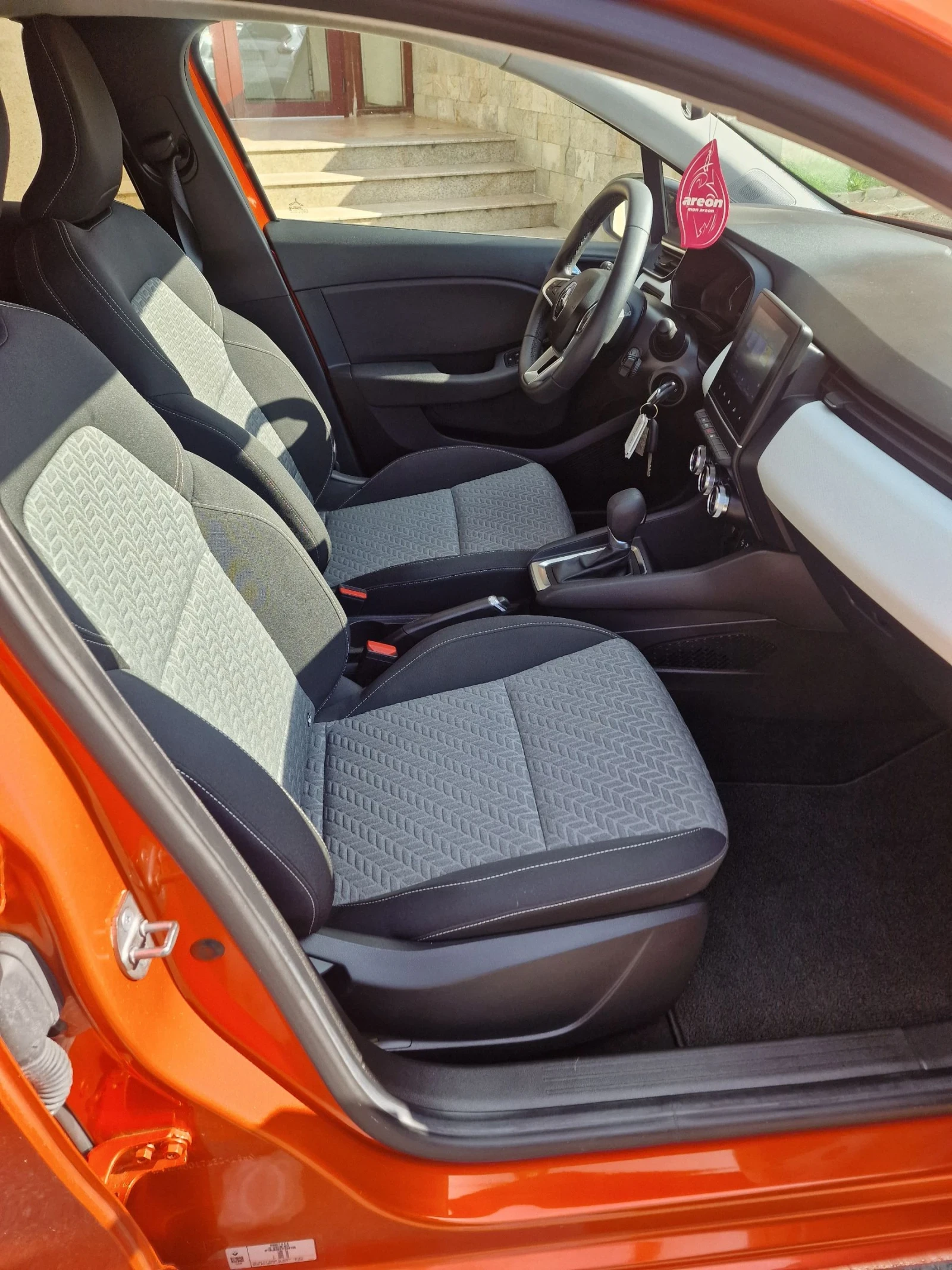 Renault Clio 1.6 E-tech Hybrid , снимка 8 - Автомобили и джипове - 55084742