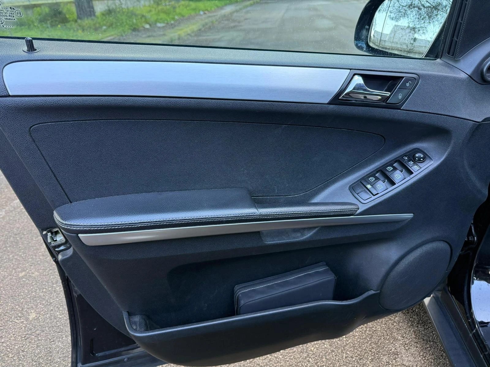 Mercedes-Benz ML 320 КАТО НОВ, снимка 8 - Автомобили и джипове - 53513913