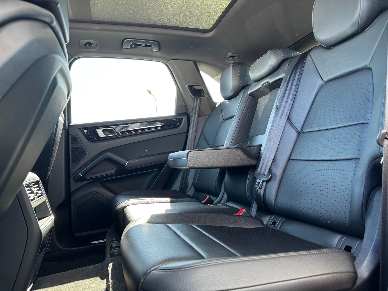 Porsche Cayenne / 3.0 V6 / Keyless Go / Pano / Lane Assist / , снимка 14 - Автомобили и джипове - 55492712