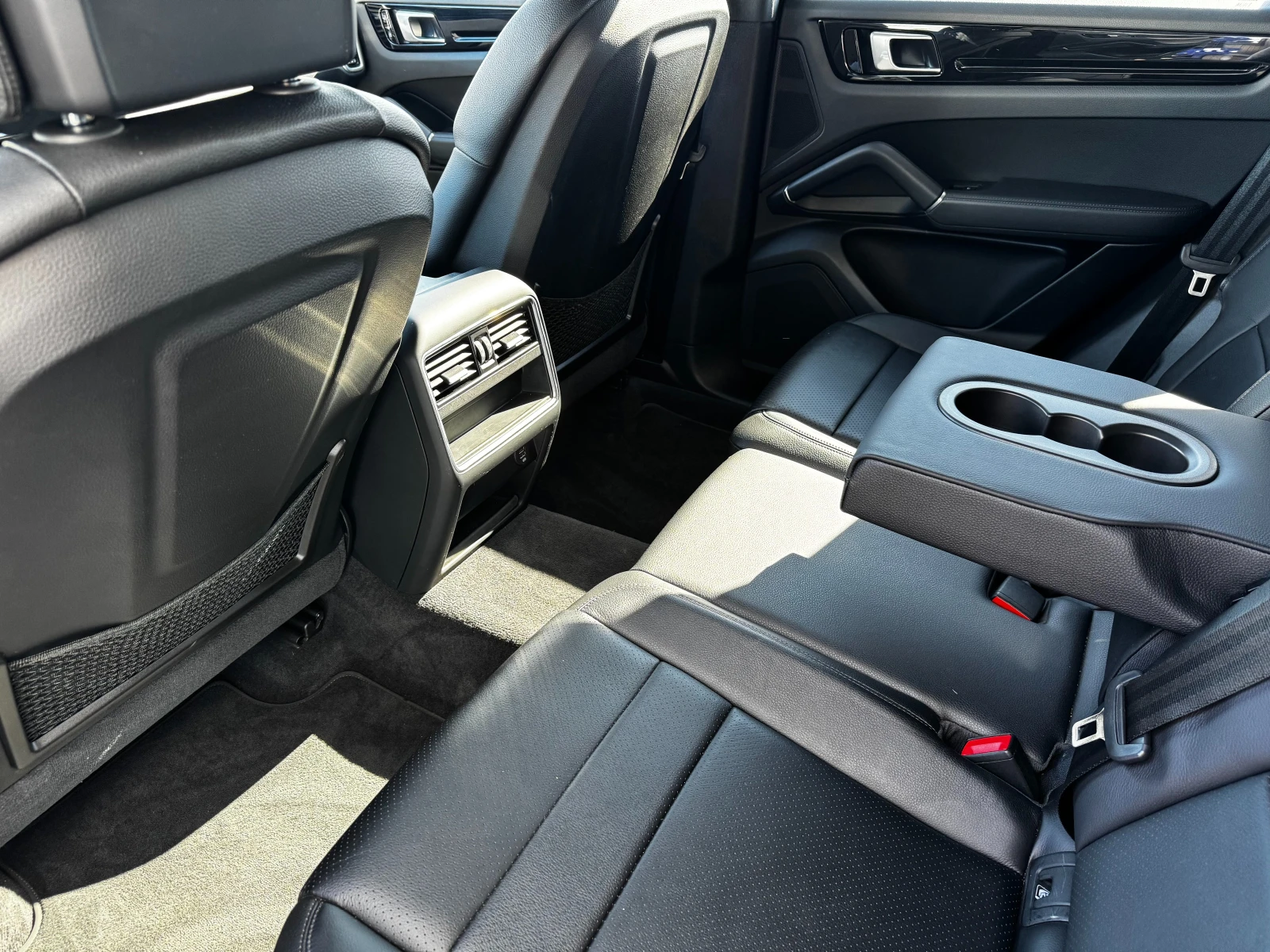 Porsche Cayenne / 3.0 V6 / Keyless Go / Pano / Lane Assist / , снимка 13 - Автомобили и джипове - 55492712