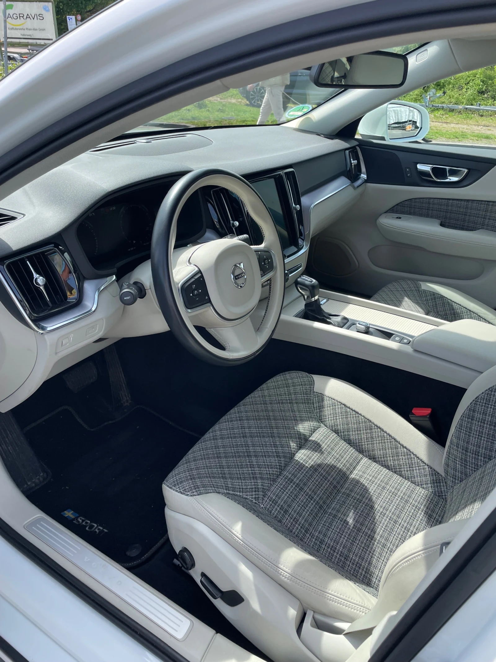 Volvo V60 Momentum Geartronik - изображение 7