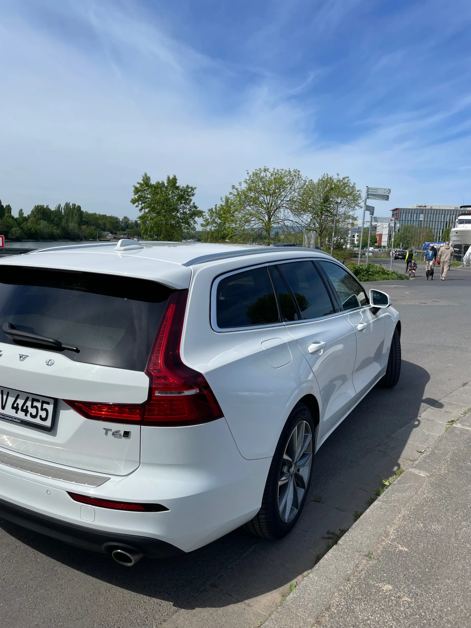 Volvo V60 Momentum Geartronik - изображение 3