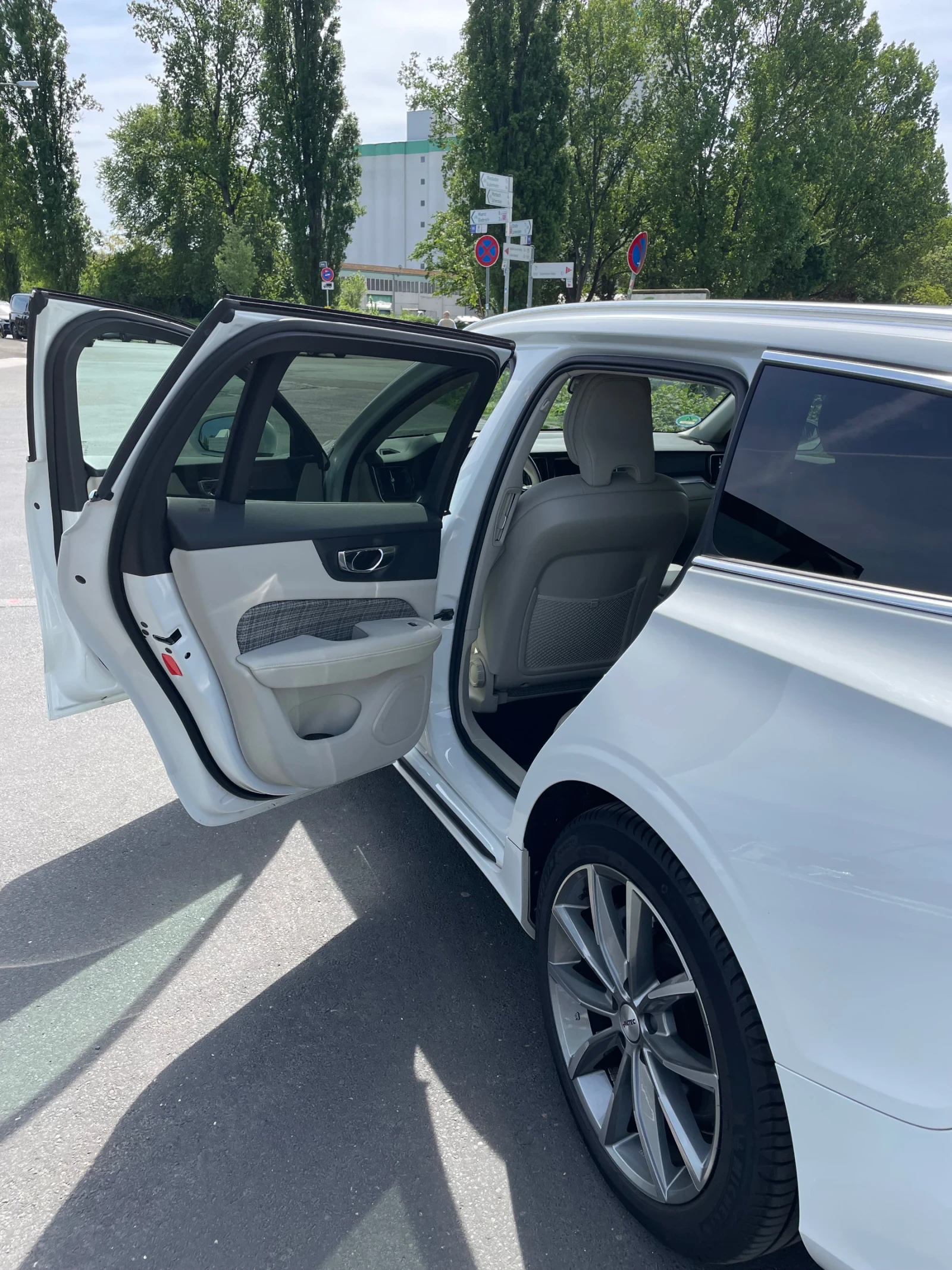 Volvo V60 Momentum Geartronik - изображение 9