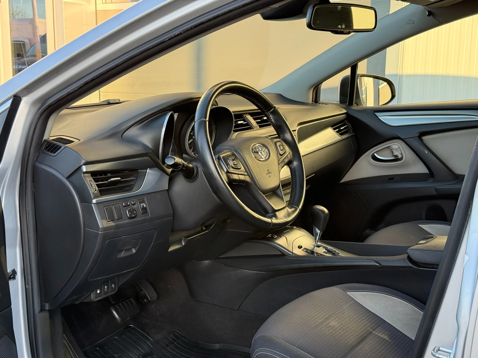 Toyota Avensis 1.8i VVT-i, снимка 10 - Автомобили и джипове - 53816597