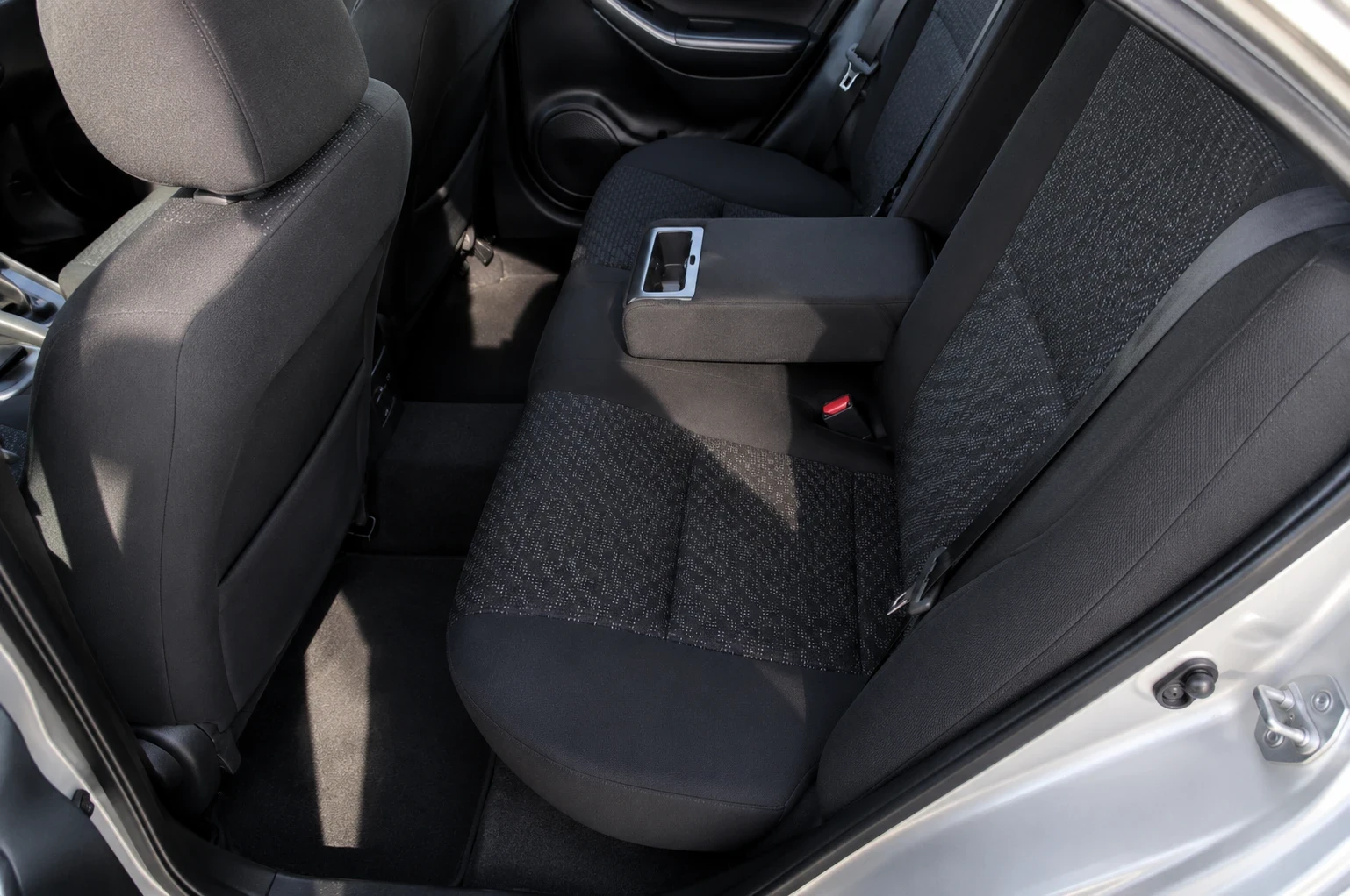 Toyota Avensis 2.0 бензин Холандия, снимка 12 - Автомобили и джипове - 54648210