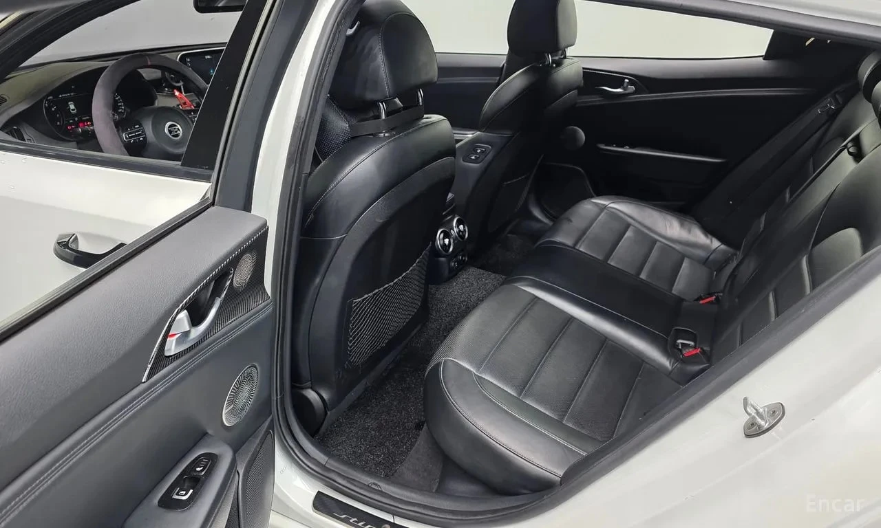 Kia Stinger 3.3 Turbo | АВТОФИНАНСИРАНЕ, снимка 12 - Автомобили и джипове - 56122307