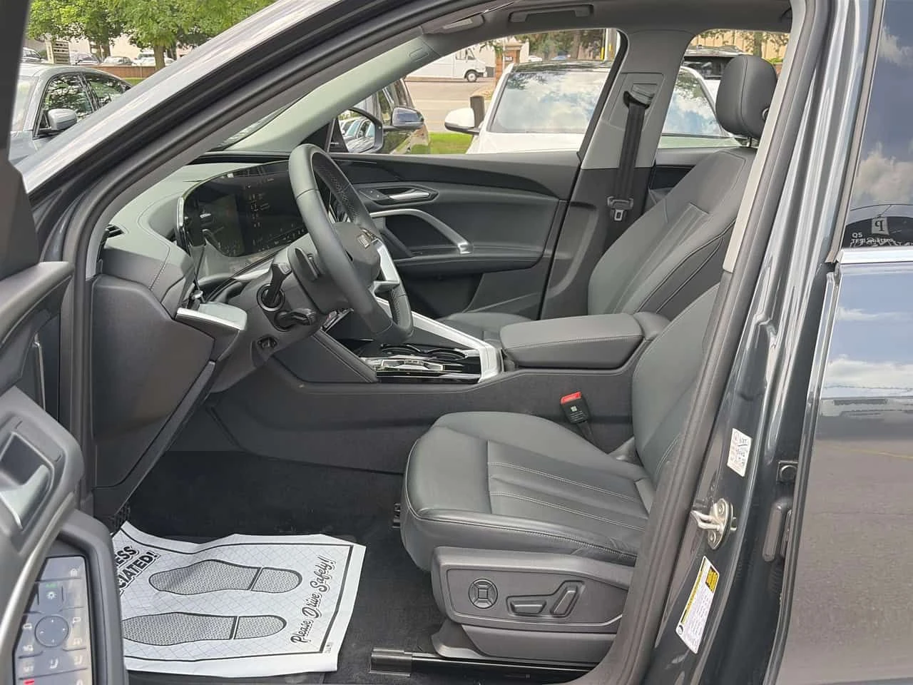 Audi Q5 * 4 BRAND NEW TIRES, 2 KEYS , FLAWLESS CONDITION *, снимка 9 - Автомобили и джипове - 55146196