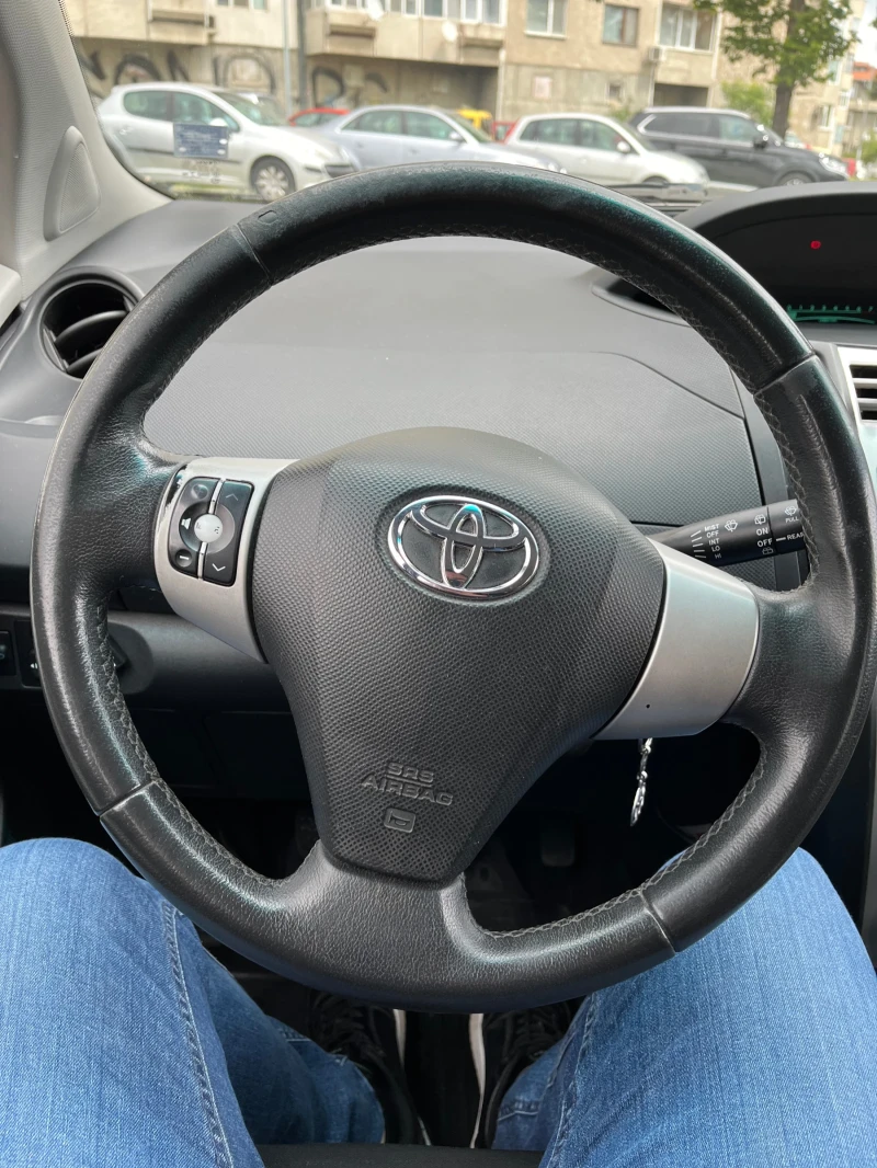 Toyota Yaris 1.3 VVTI, снимка 15 - Автомобили и джипове - 46827029