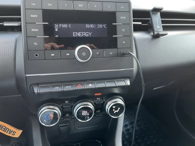 Renault Clio 1.6 E-Tech Hybrid Auto, снимка 12 - Автомобили и джипове - 51183241