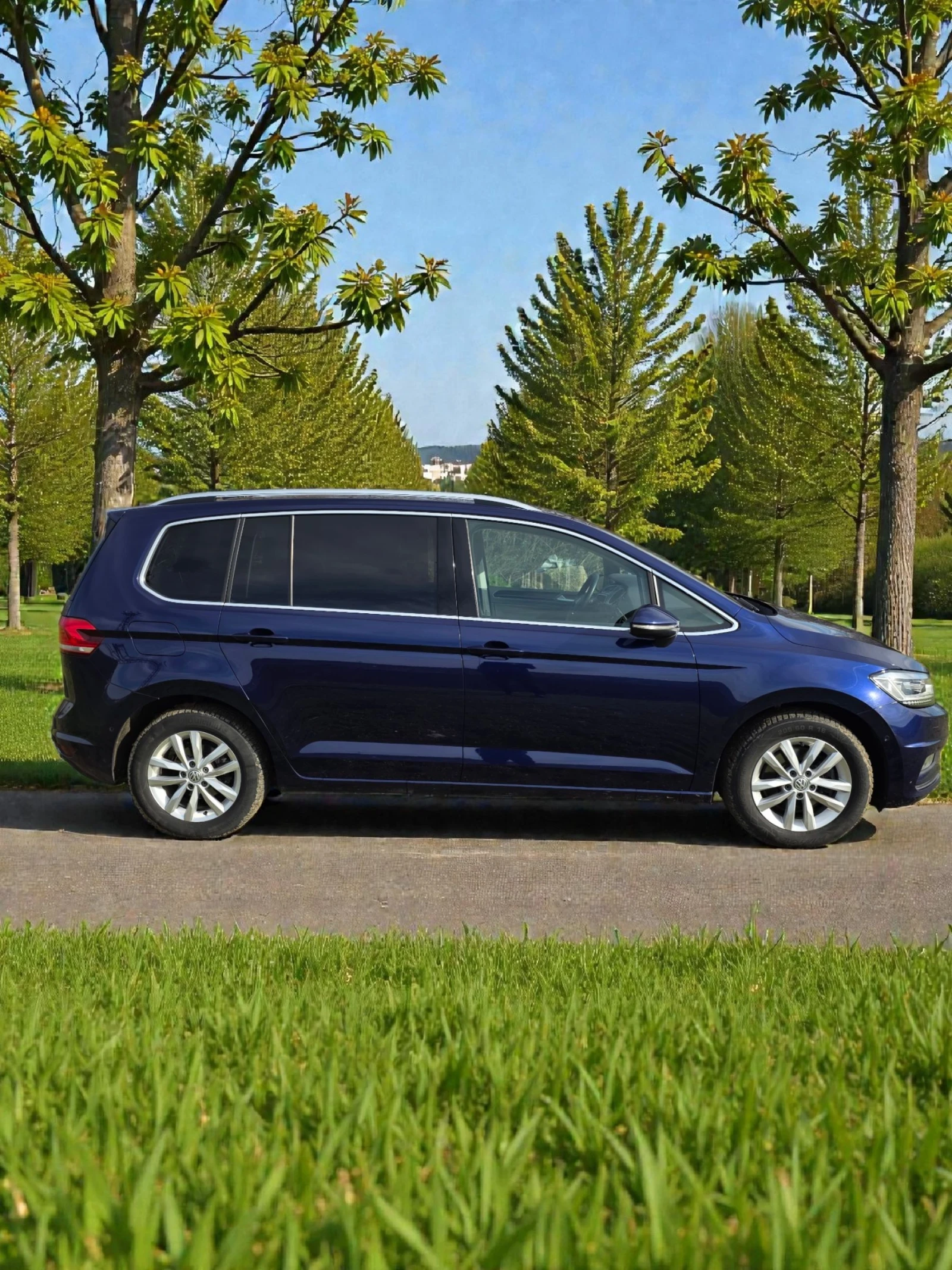VW Touran АВТОМАТ 7 МЕСТА ОБСЛУЖЕН ГЕРМАНИЯ, снимка 3 - Автомобили и джипове - 53067776