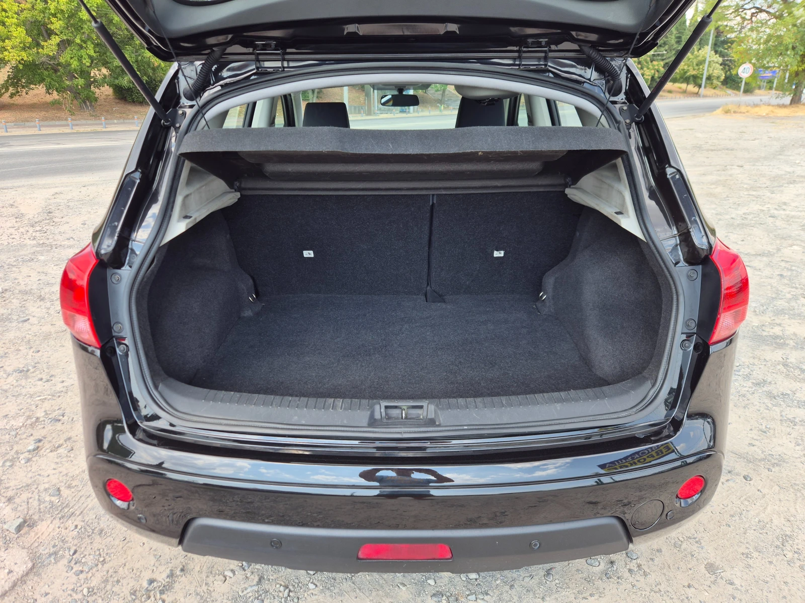 Nissan Qashqai 1.6i 115кс, снимка 11 - Автомобили и джипове - 55925050