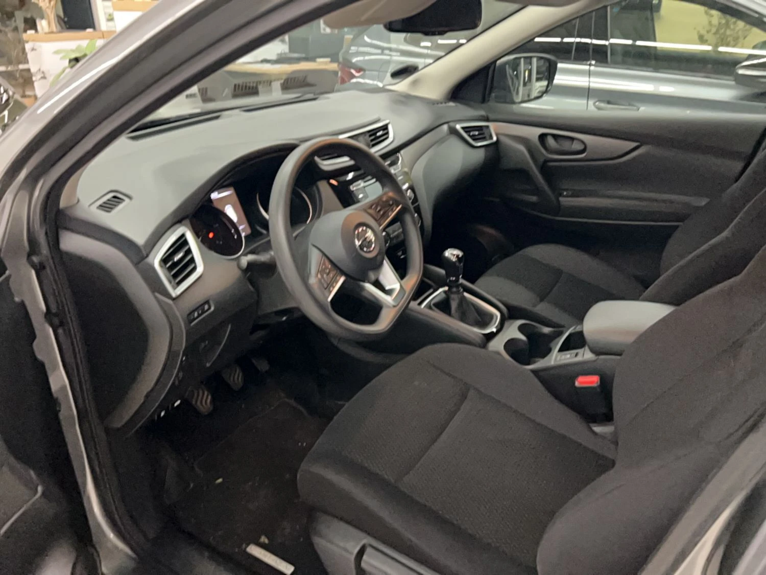 Nissan Qashqai Visia 1.5 Дизел, снимка 3 - Автомобили и джипове - 56213639