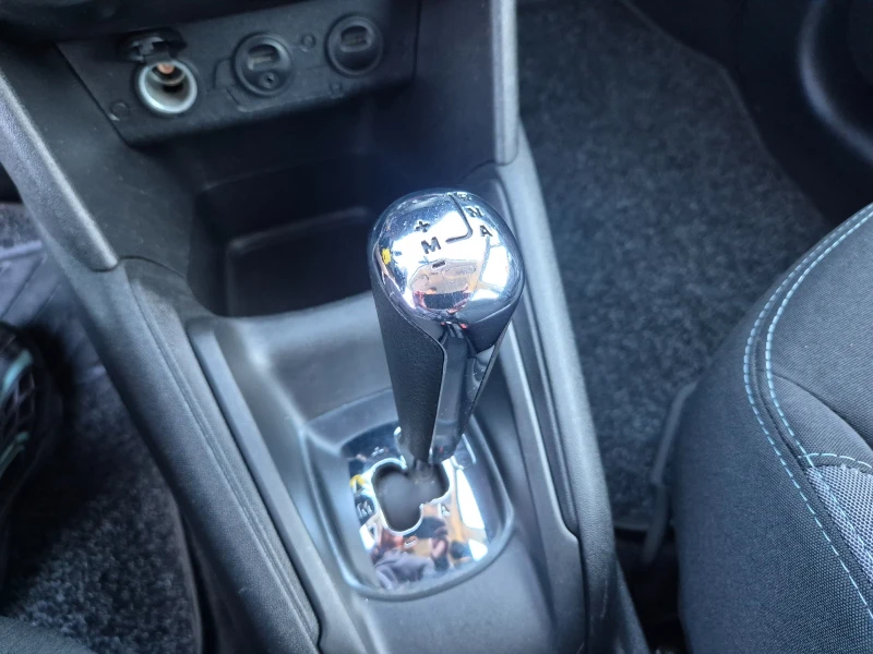 Peugeot 208 1.4HDI AVTOMAT, снимка 14 - Автомобили и джипове - 52816018