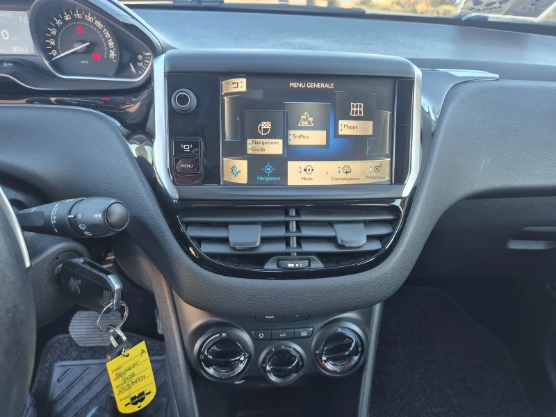 Peugeot 208 1.4HDI AVTOMAT, снимка 15 - Автомобили и джипове - 52816018
