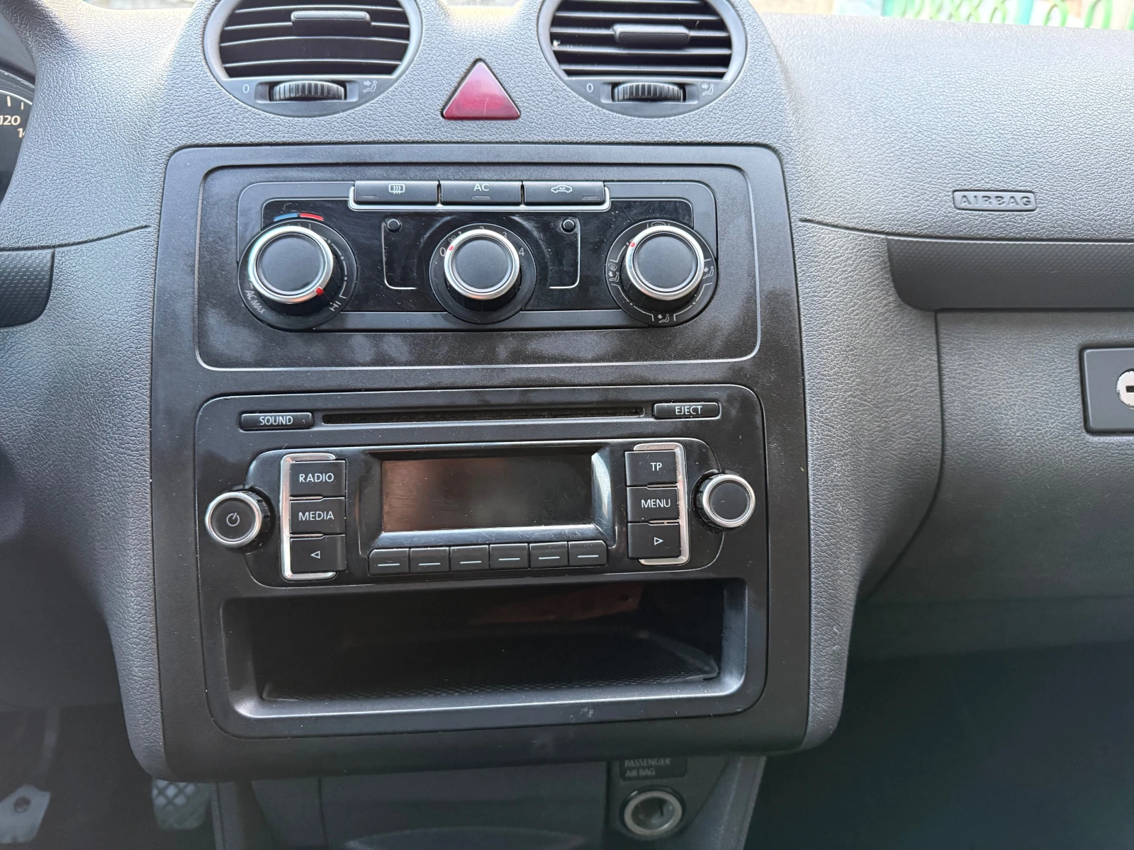 VW Caddy ПЪТНИЧЕСКИ КЛИМА, снимка 10 - Автомобили и джипове - 53742585