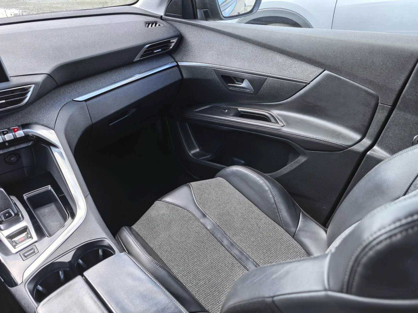 Peugeot 5008 1.6 BlueHDi 120hp 7места 27.01.2018г, снимка 11 - Автомобили и джипове - 53635872