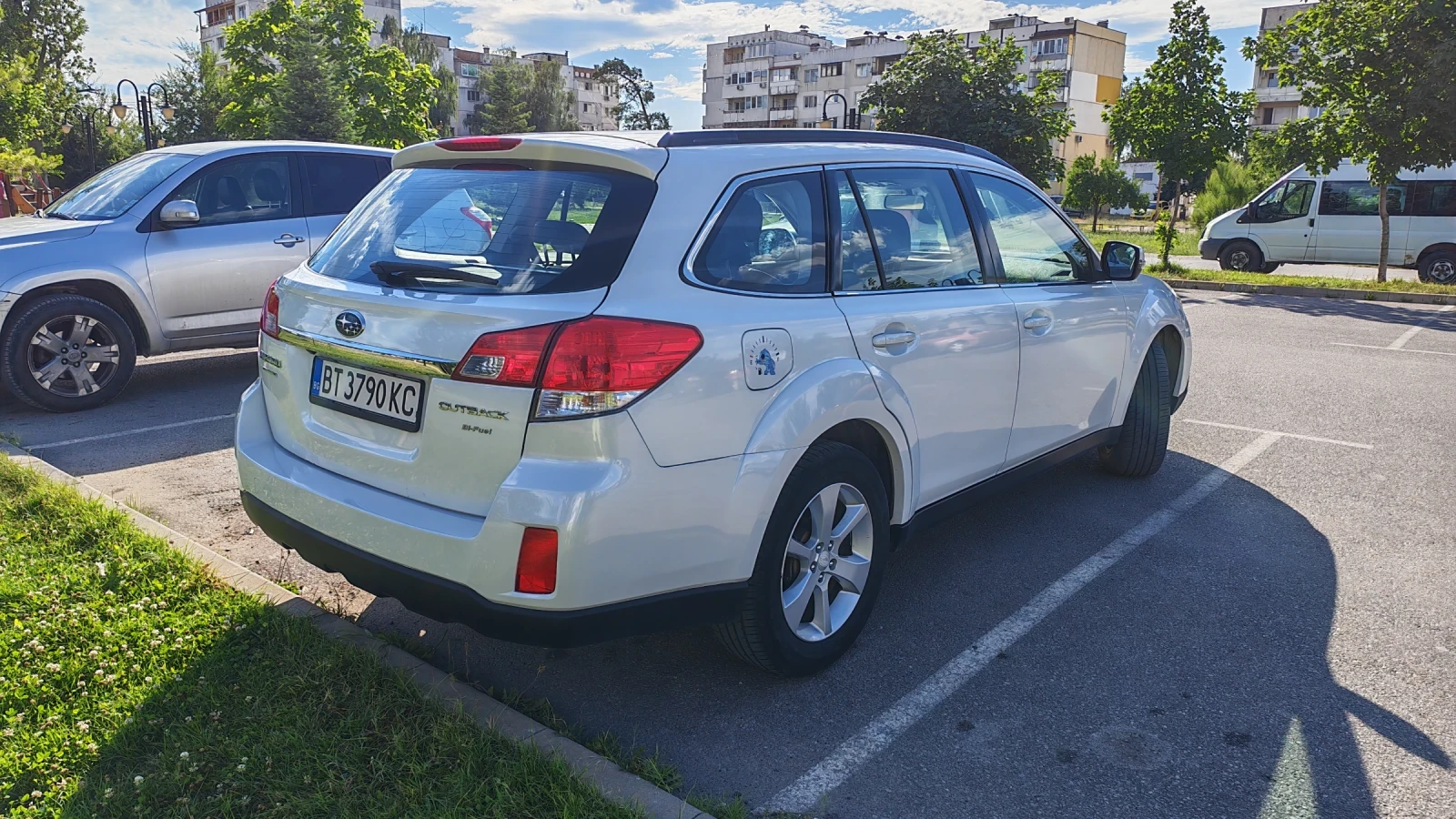 Subaru Outback 2.5i Bi-Fuel CVT, 173 к.с., Бяла перла, снимка 6 - Автомобили и джипове - 55224491