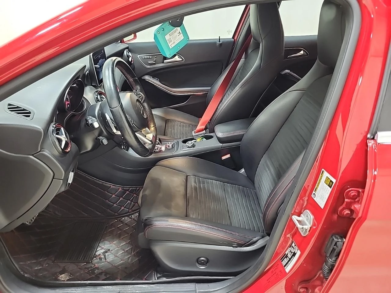 Mercedes-Benz GLA 45 AMG Пано* Подгреви* Harman Kardon* 380КС - изображение 6