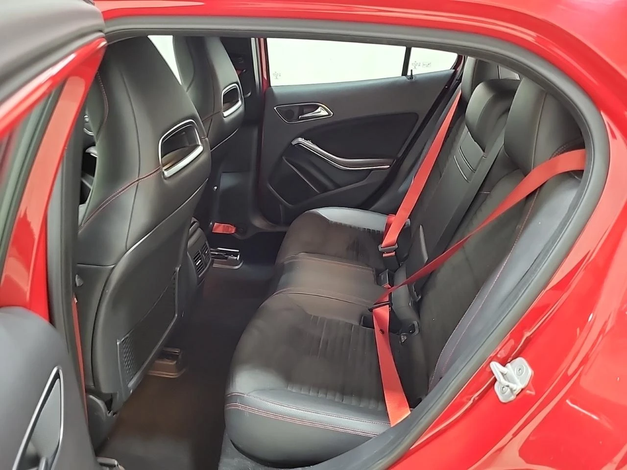 Mercedes-Benz GLA 45 AMG Пано* Подгреви* Harman Kardon* 380КС - изображение 10