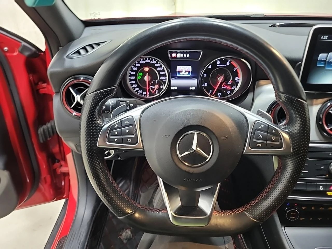 Mercedes-Benz GLA 45 AMG Пано* Подгреви* Harman Kardon* 380КС - изображение 9
