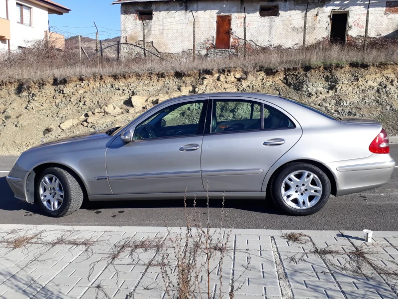 Mercedes-Benz E 220, снимка 5 - Автомобили и джипове - 47086558