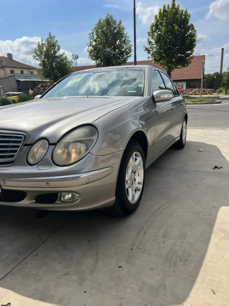 Mercedes-Benz E 220, снимка 1 - Автомобили и джипове - 47086558